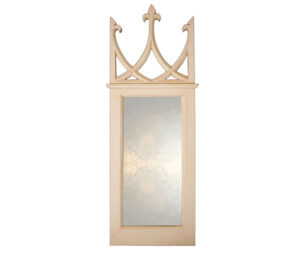 Small decorative mirror with crown shaped topdetail in gold.