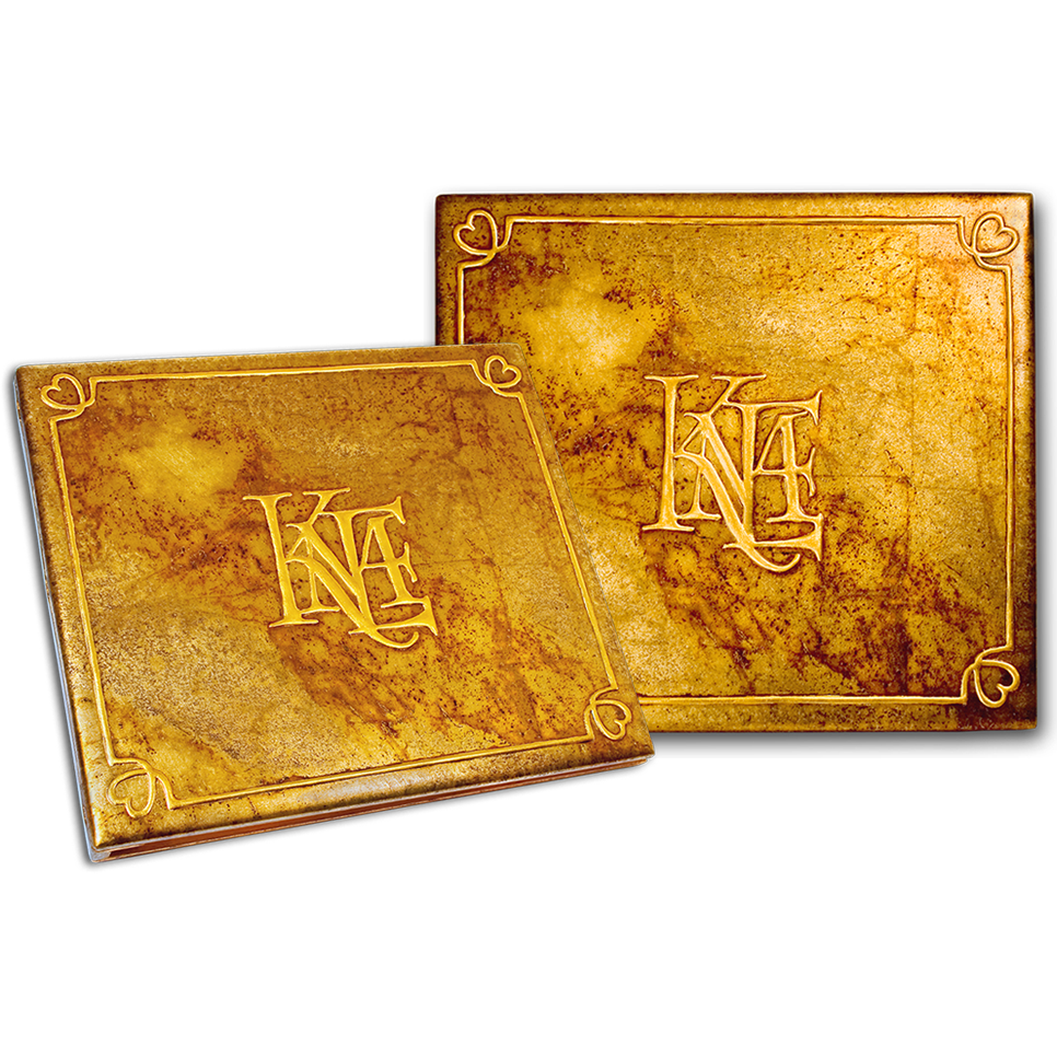 contemporary-luxury-photo-albums-personal-monogram-in-marbled-gold-finish